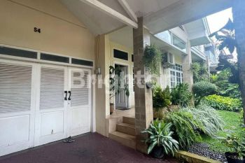 Rumah Cantik Asri terawat dekat pintu toll Limo dalam komplek Cinere Depok